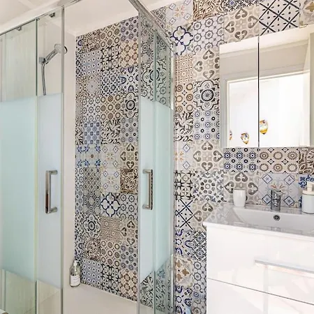 Villa Con Piscina En *