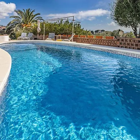 Con Piscina En Villa